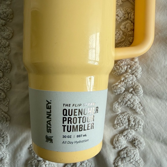 30oz Quencher Pro Tour Flip Straw Tumbler - Butter Gloss - Picture 3 of 6